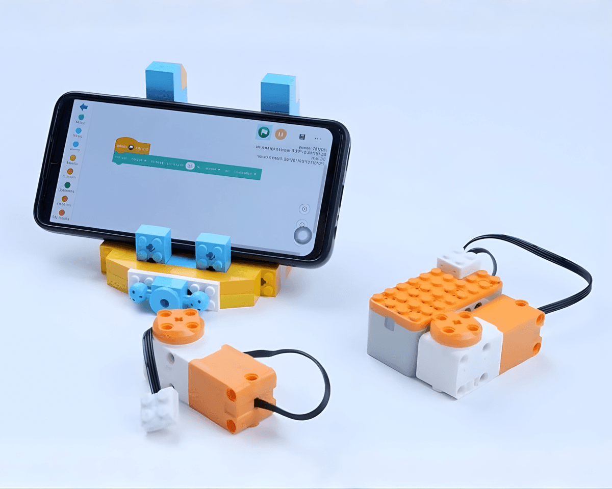 Makerzoid app showing servo motor programming on a smartphone