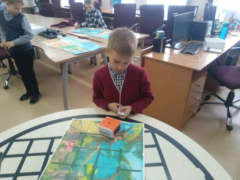 Child using IR remote to control VinciBot